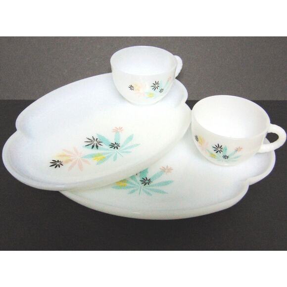 VTG 4PC Milk Glass Child SNACK SETS Plates Cups Flower Design Mid Century Modern - Picture 5 of 12